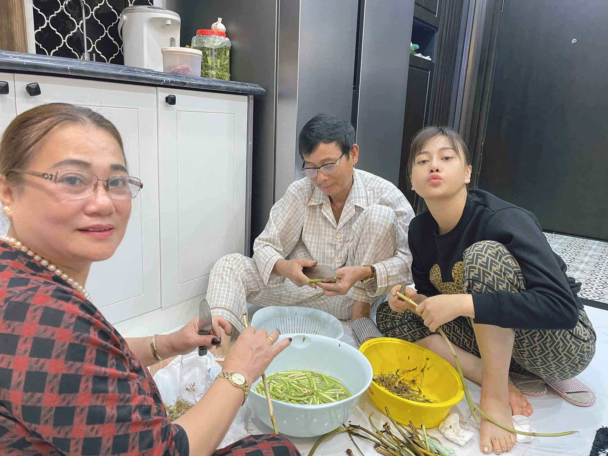 Phương Nam của &quot;Hương vị tình thân&quot; hóa ra lại đảm thế này, cứ rảnh là &quot;cooking&quot; toàn món nhanh gọn, dễ làm và bổ dưỡng - Ảnh 13.