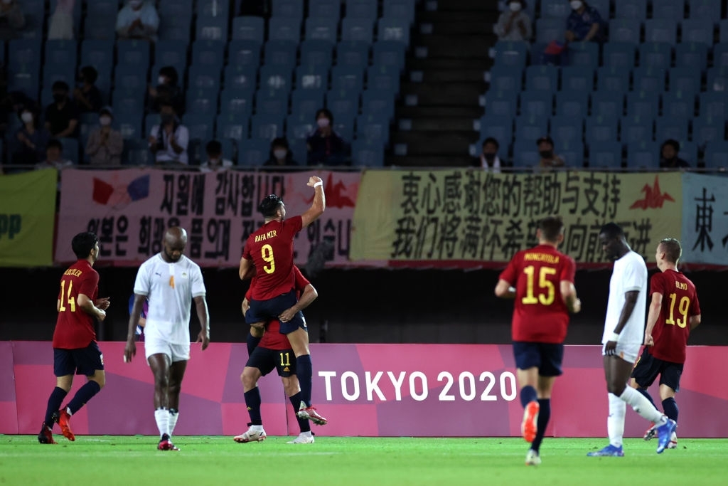 Lập hattrick chỉ trong 30 phút, tiền đạo Tây Ban Nha đi vào lịch sử Olympic  - Ảnh 6.