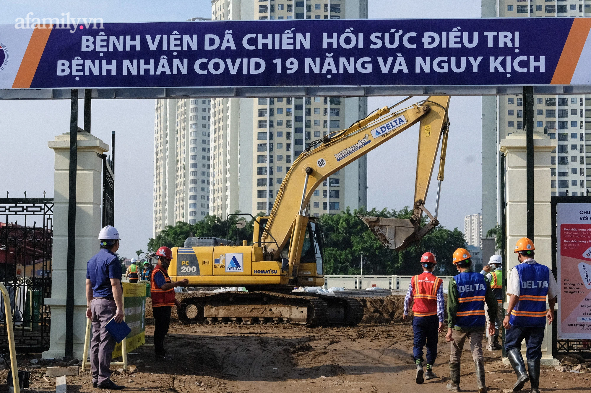 Hà Nội: Hàng trăm công nhân ngày đêm xây dựng &quot;thần tốc&quot; bệnh viện dã chiến ở Hoàng Mai - Ảnh 10.