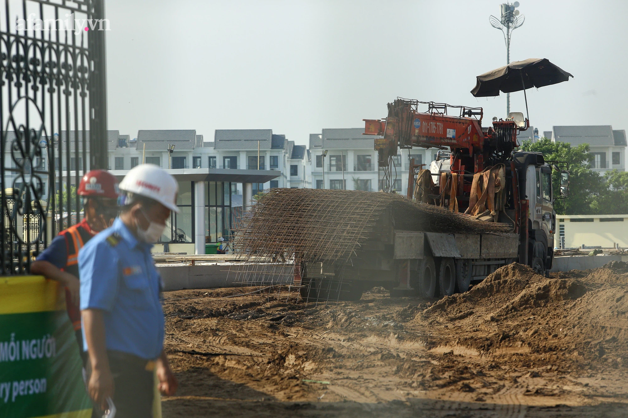 Hà Nội: Hàng trăm công nhân ngày đêm xây dựng &quot;thần tốc&quot; bệnh viện dã chiến ở Hoàng Mai - Ảnh 11.