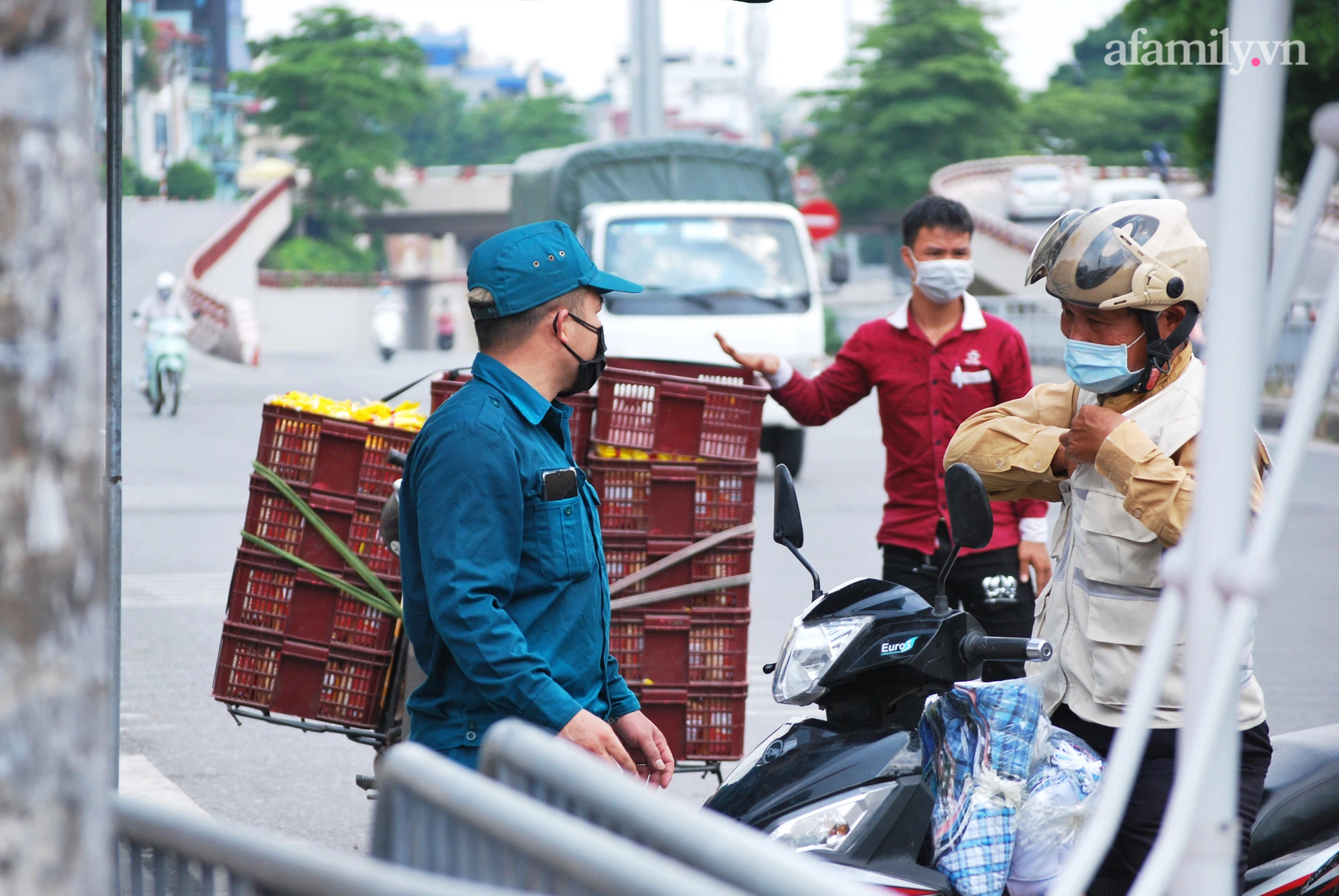 Người dân tiếp nhu yếu phẩm cho các chốt trực tại con phố có nhiều hộ gia đình bị cách ly - Ảnh 6.