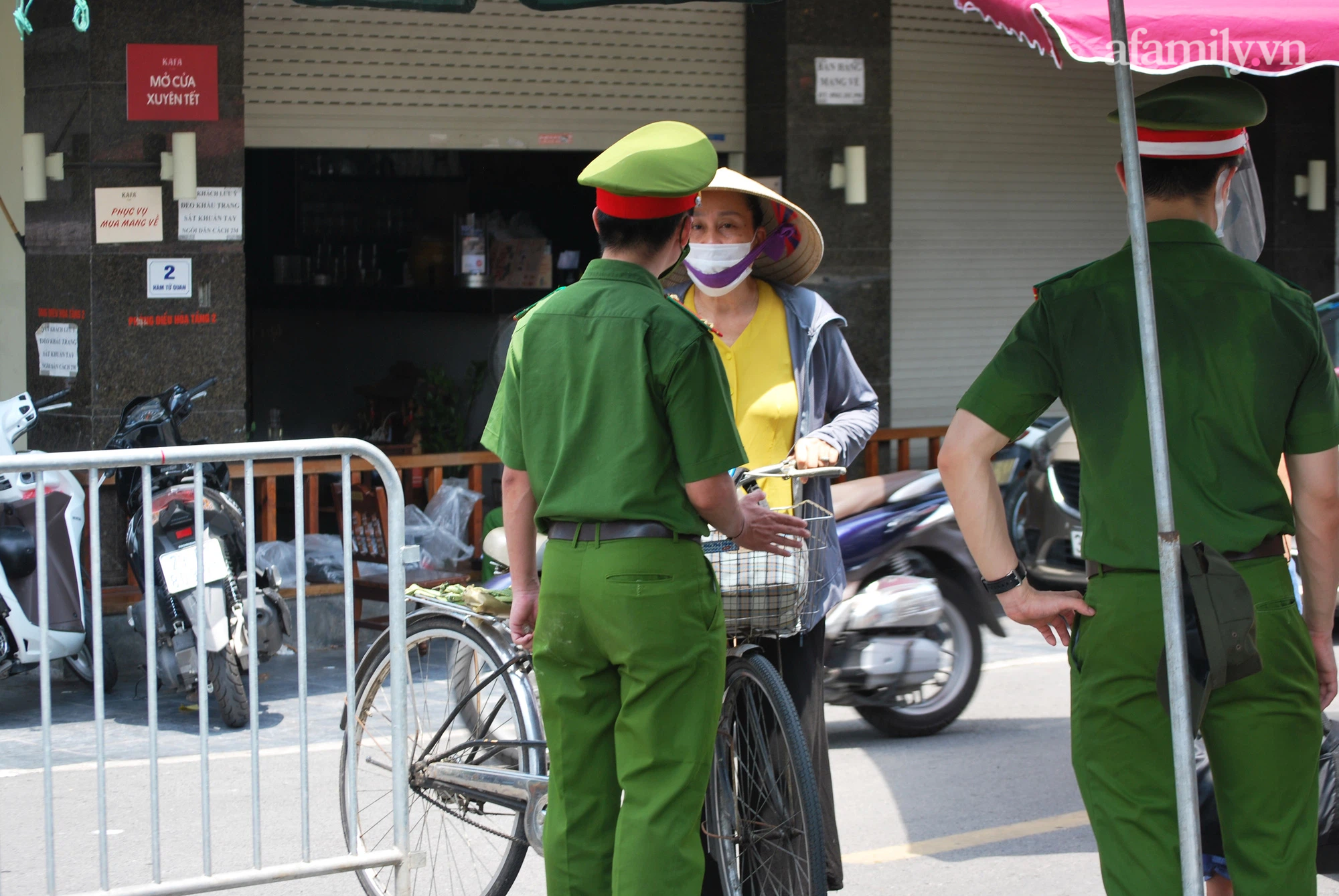 Người dân tiếp nhu yếu phẩm cho các chốt trực tại con phố có nhiều hộ gia đình bị cách ly - Ảnh 7.