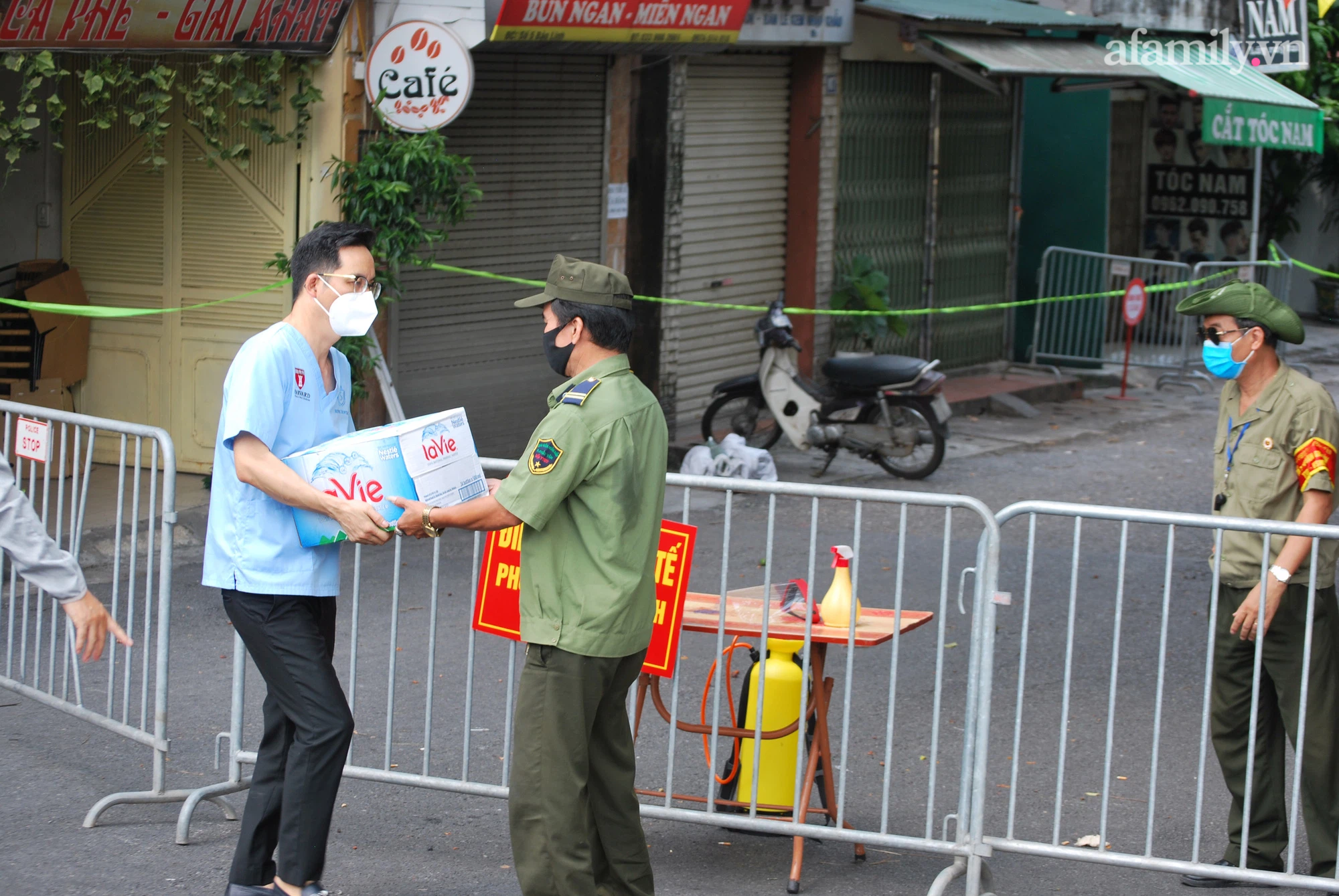 Người dân tiếp nhu yếu phẩm cho các chốt trực tại con phố có nhiều hộ gia đình bị cách ly - Ảnh 8.