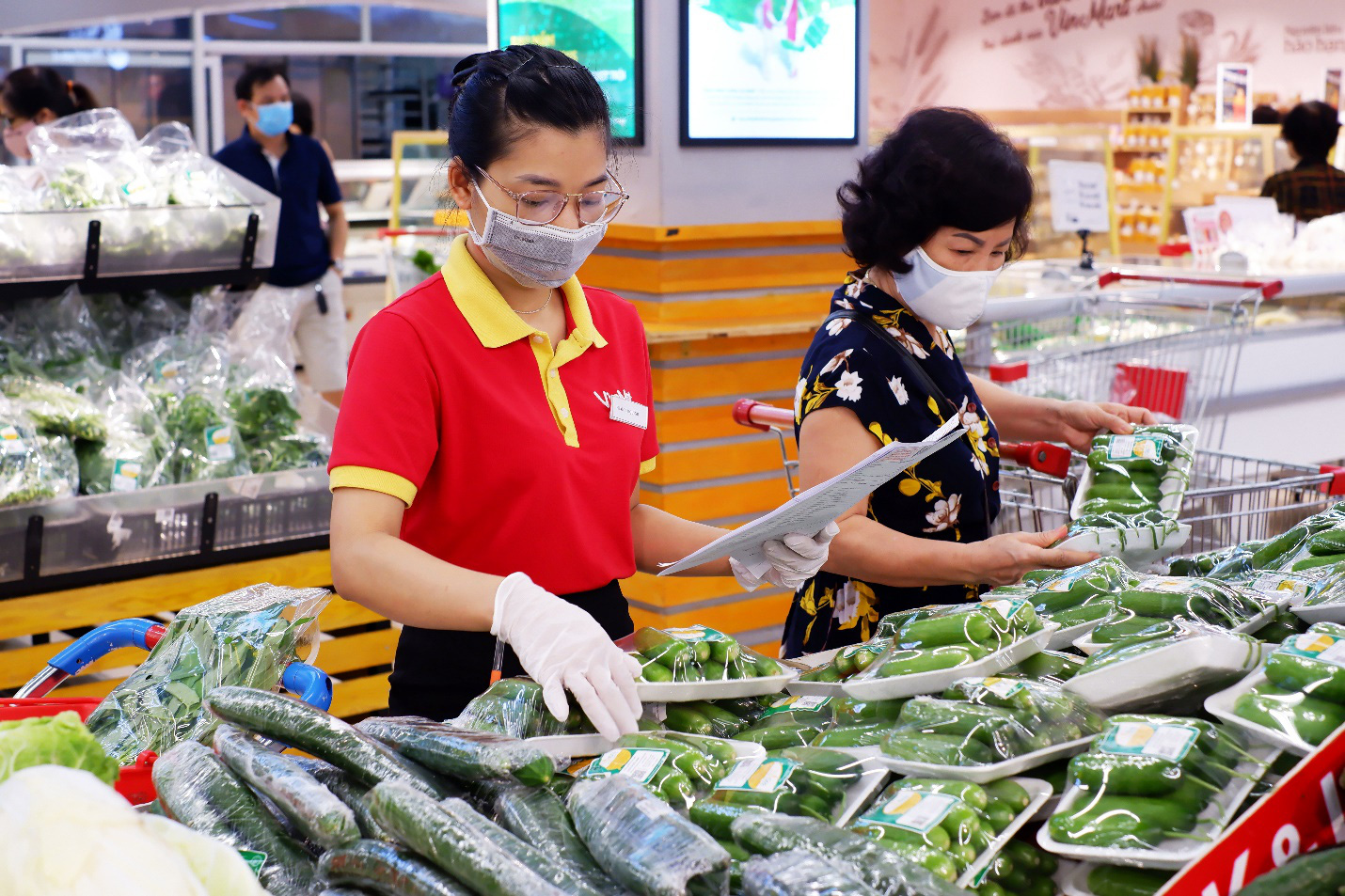 Nhà sản xuất và bán lẻ hàng tiêu dùng vừa chống dịch vừa thúc đẩy sản xuất kinh doanh - Ảnh 1.