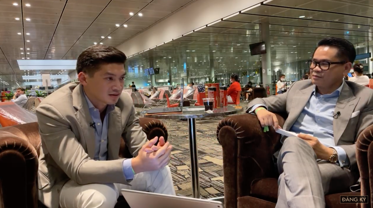 Giữa lúc dịch căng thẳng, Thái Công và người yêu livestream khoe đang trên đường đi New York để du lịch, tiết lộ bất ngờ về hành trình &quot;triệu view&quot; sắp tới  - Ảnh 1.