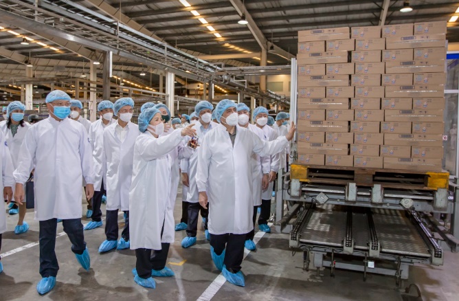 Thủ tướng đánh giá cao mô hình “vừa sản xuất, vừa chiến đấu” khi thăm siêu nhà máy sữa của Vinamilk - Ảnh 7.