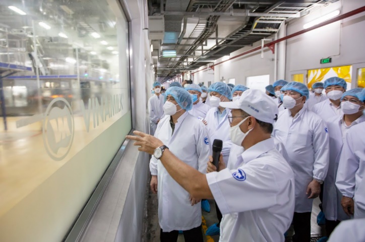 Thủ tướng đánh giá cao mô hình “vừa sản xuất, vừa chiến đấu” khi thăm siêu nhà máy sữa của Vinamilk - Ảnh 3.