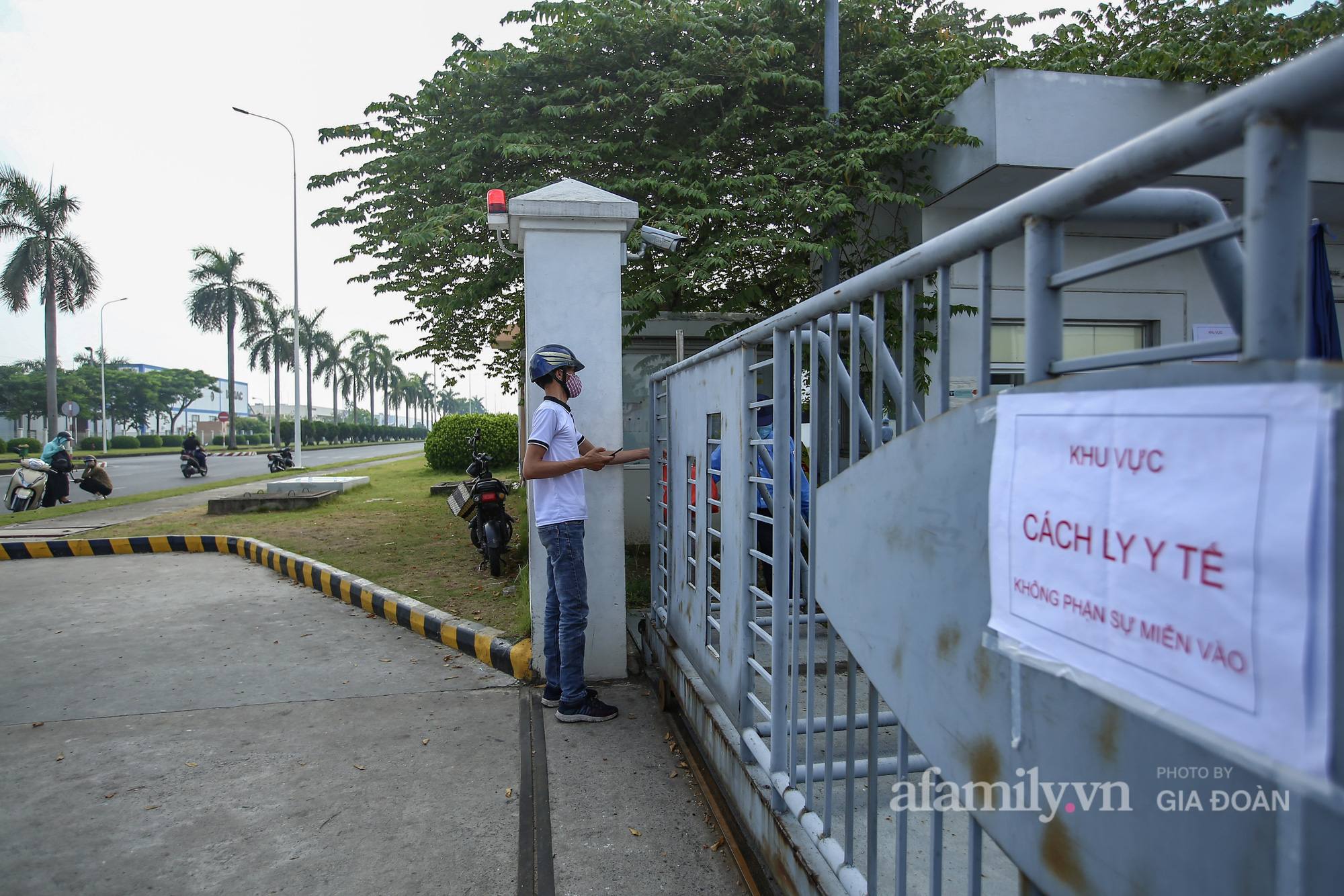 Người thân chờ đợi tiếp tế nhu yếu phẩm qua hàng rào cho 1.500 công nhân công ty SEI, nơi đang tạm thời bị cách ly do nam bảo vệ dương tính SARS-CoV-2 - Ảnh 4.