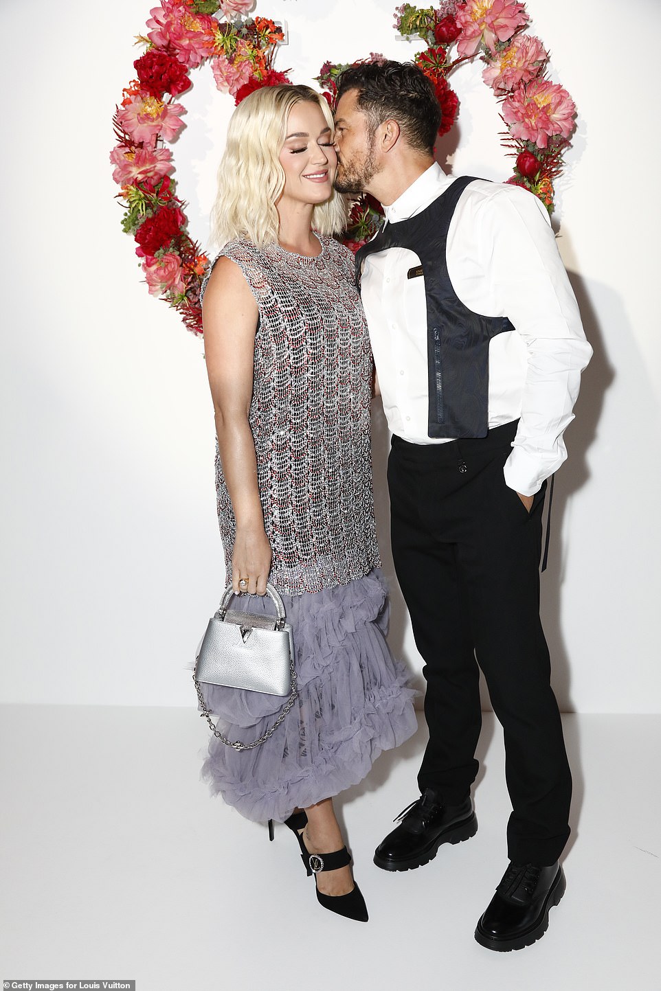 Dàn sao đổ bộ tiệc khủng của Louis Vuitton: Katy Perry - Orlando và vợ chồng Joe Jonas bị dìm toàn tập, Bella Hadid át cả dàn mẫu - Ảnh 3.