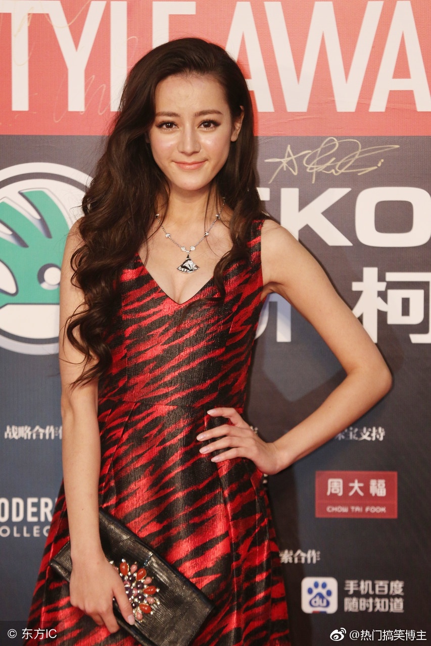 Không thể tin đây là ảnh thảm đỏ năm 2014 của Địch Lệ Nhiệt Ba : Nhan sắc lộ khuyết điểm, thần thái khác xa 1 trời 1 vực - Ảnh 3.