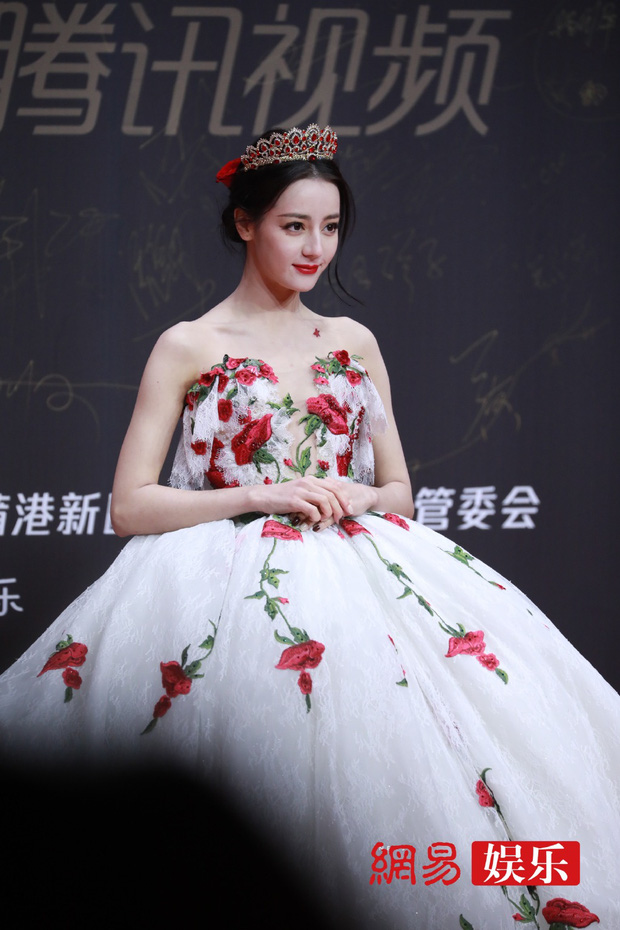 Không thể tin đây là ảnh thảm đỏ năm 2014 của Địch Lệ Nhiệt Ba : Nhan sắc lộ khuyết điểm, thần thái khác xa 1 trời 1 vực - Ảnh 10.