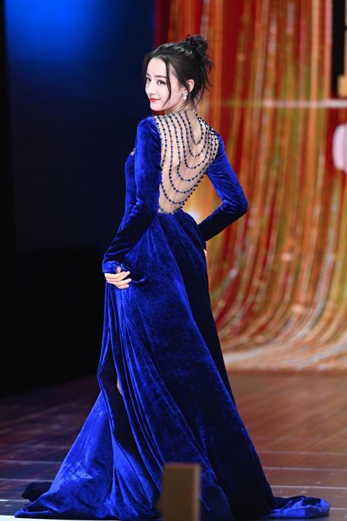Không thể tin đây là ảnh thảm đỏ năm 2014 của Địch Lệ Nhiệt Ba : Nhan sắc lộ khuyết điểm, thần thái khác xa 1 trời 1 vực - Ảnh 9.