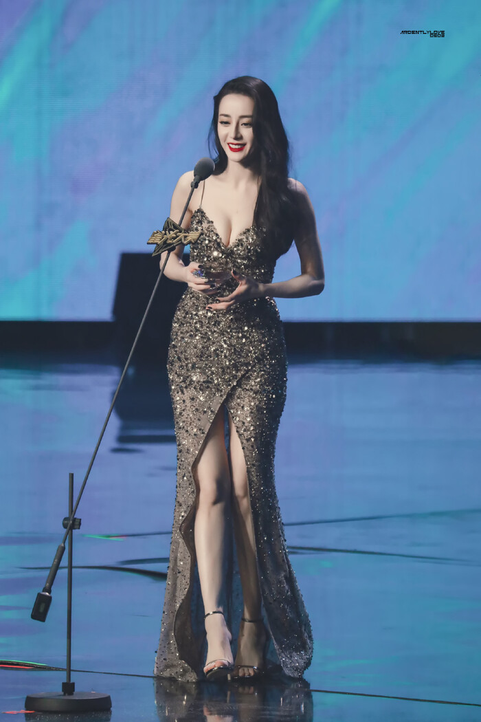 Không thể tin đây là ảnh thảm đỏ năm 2014 của Địch Lệ Nhiệt Ba : Nhan sắc lộ khuyết điểm, thần thái khác xa 1 trời 1 vực - Ảnh 11.
