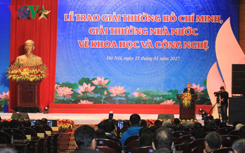 Lập Hội đồng xét tặng Giải thưởng Hồ Chí Minh, Giải thưởng Nhà nước về KHCN - Ảnh 1.