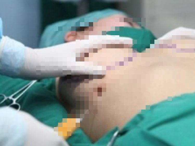 Vụ cô gái tử vong khi đi nâng ngực: Chủ phòng khám mang thi thể đến trại hòm để khâm liệm trong đêm - Ảnh 1.
