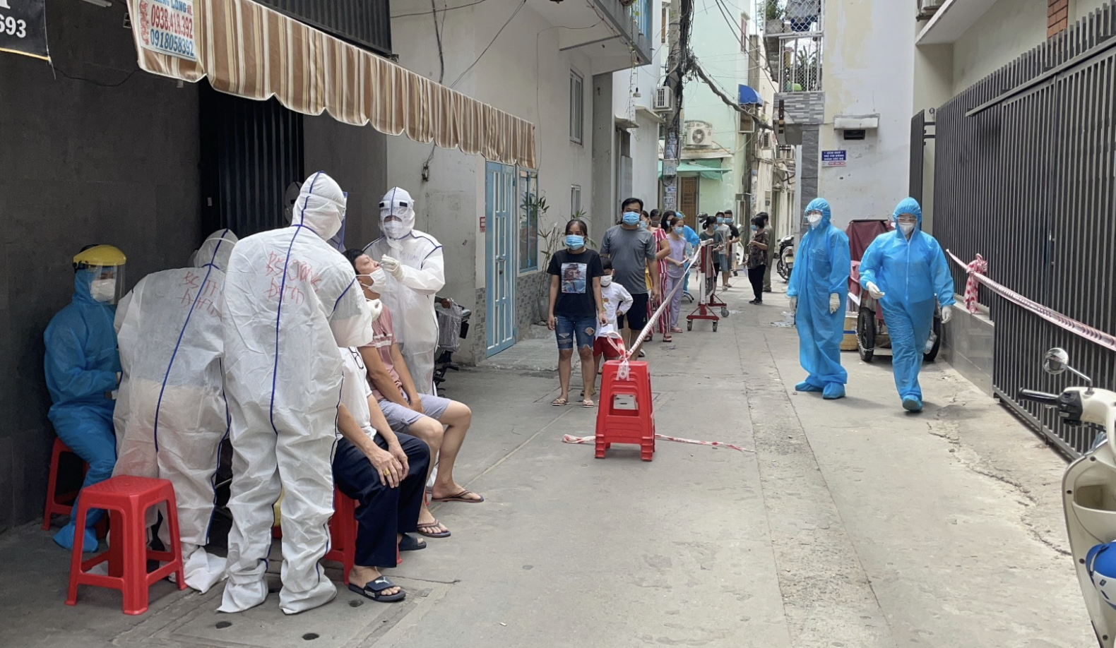 TP.HCM: Phát hiện đến 108 ca dương tính SARS-CoV-2 tại 2 con hẻm ở quận Tân Bình - Ảnh 1.