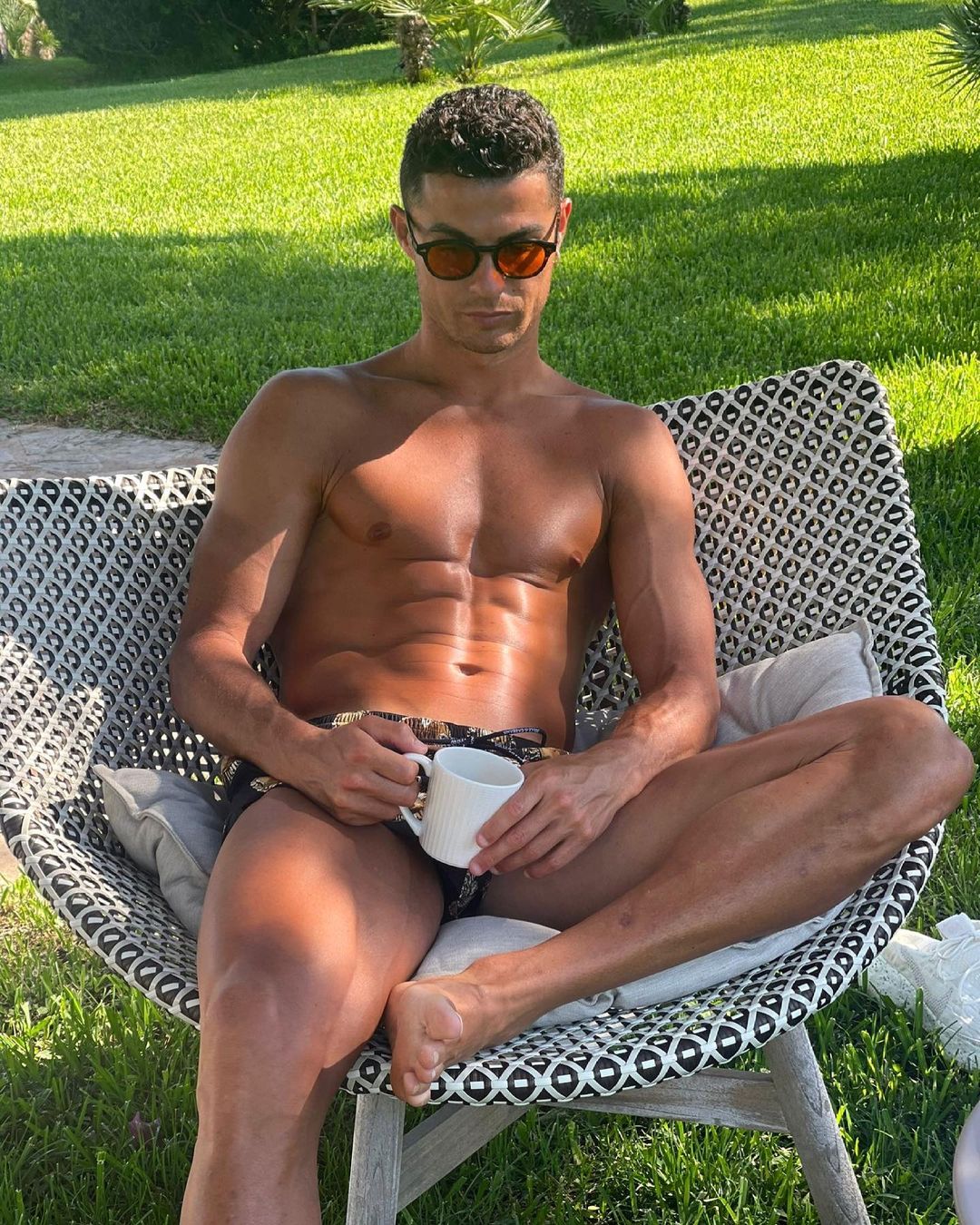 Đây là cách Ronaldo và các sao bóng đá chôn vùi nỗi đau sau khi bị loại khỏi Euro 2020 - Ảnh 1.
