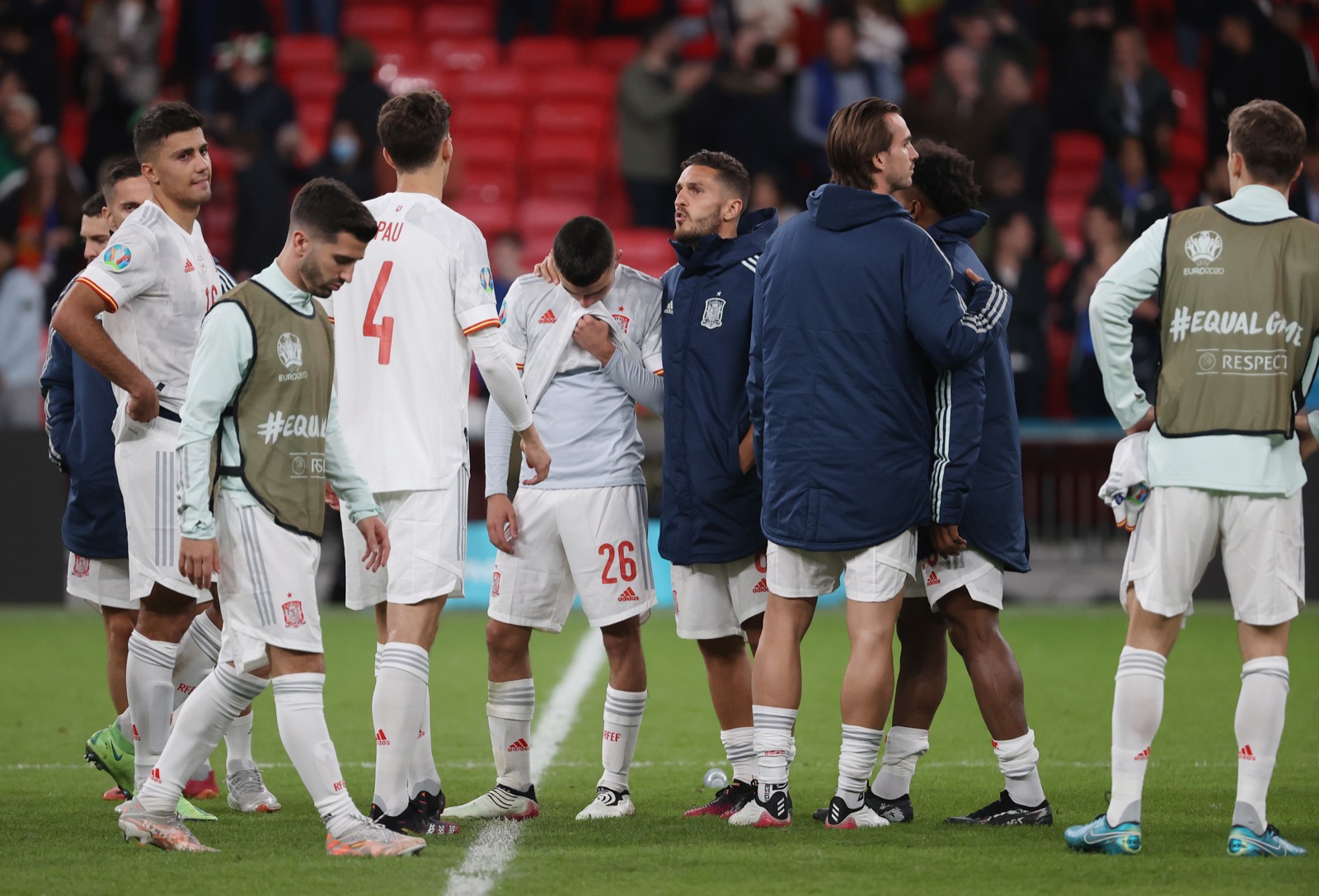 Các cầu thủ Tây Ban Nha bật khóc, lặng đi sau thất bại tại bán kết Euro 2020 - Ảnh 9.