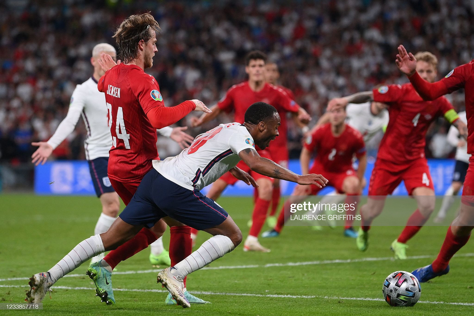 Video: Harry Kane đá bồi thành công, nâng tỷ số lên thành 2-1 cho Tam Sư - Ảnh 1.