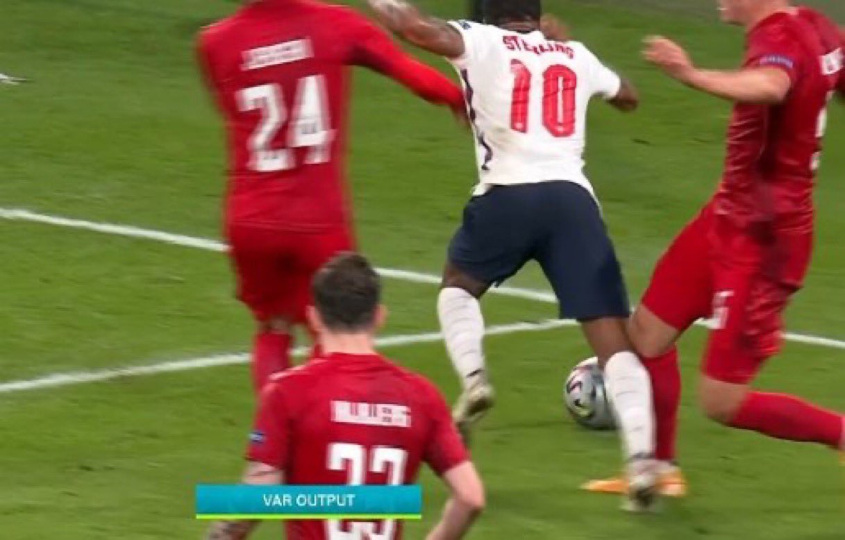 Sterling bị phân biệt chủng tộc vì pha ngã dẫn đến quả penalty - Ảnh 2.