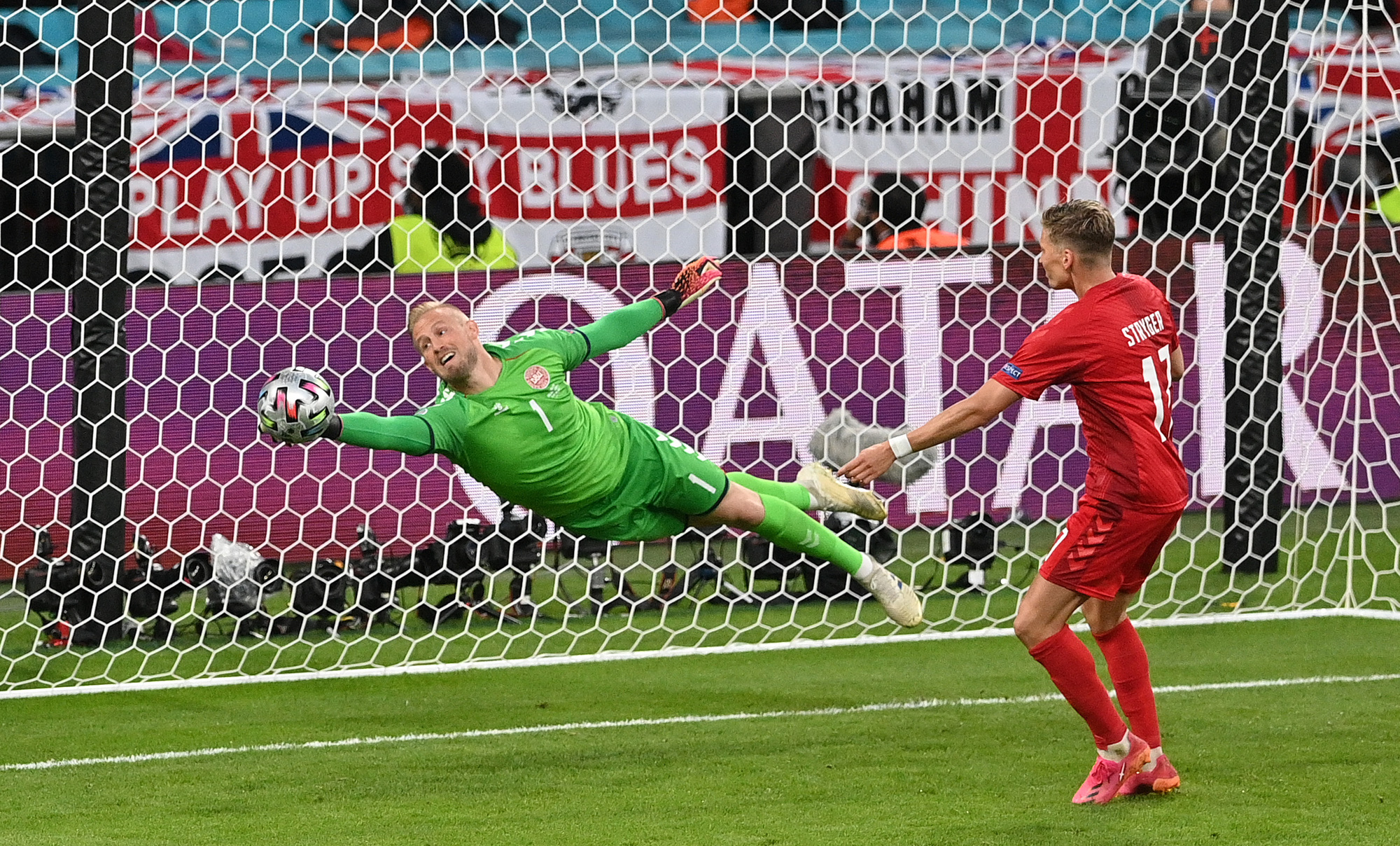 Video: Kasper Schmeichel bay người cản phá xuất thần cú đánh đầu hiểm hóc của Harry Maguire - Ảnh 3.