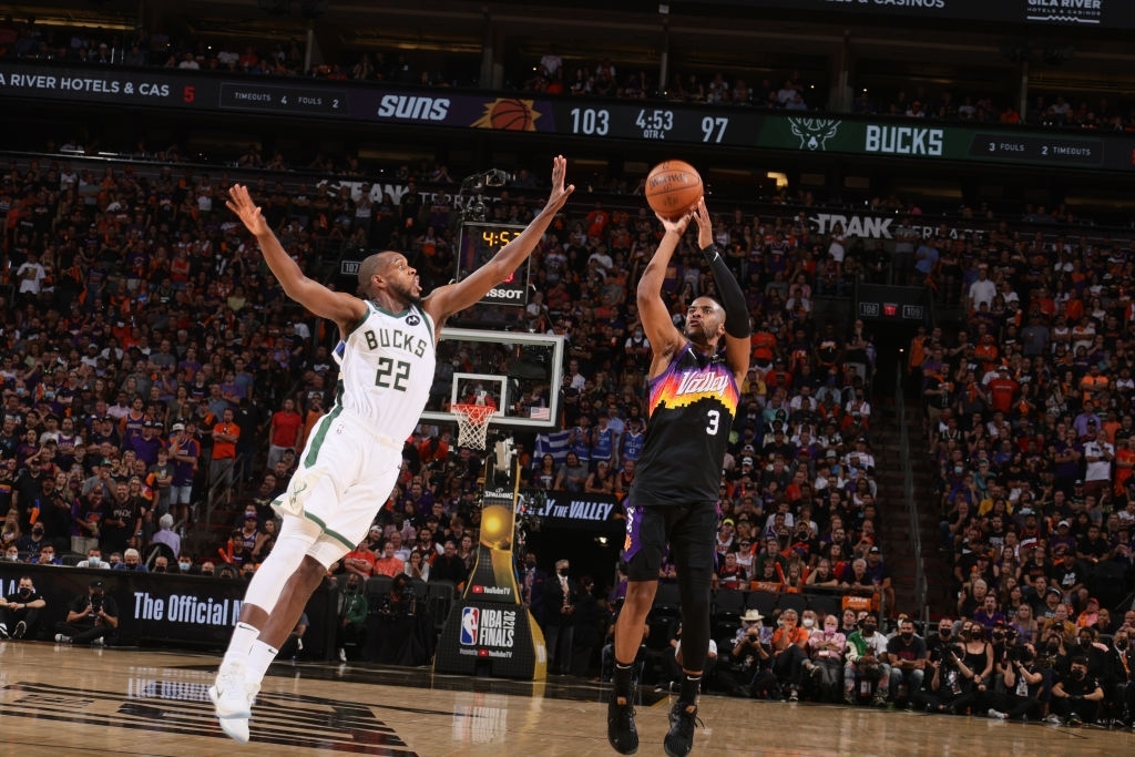 CĐV Phoenix Suns tiễn đoàn xe Milwaukee Bucks bằng hành động kém duyên - Ảnh 6.