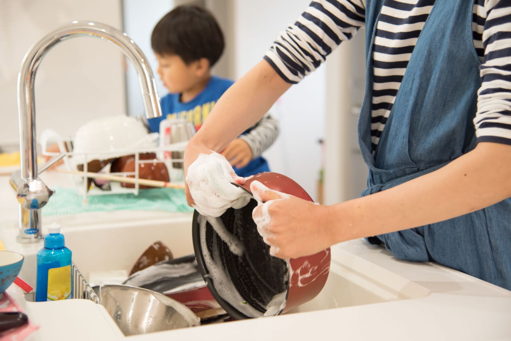 Nghiên cứu của ĐH Harvard: Trẻ làm việc nhà ảnh hưởng đến tất cả mọi khía cạnh của cuộc sống và học tập sau này - Ảnh 2.