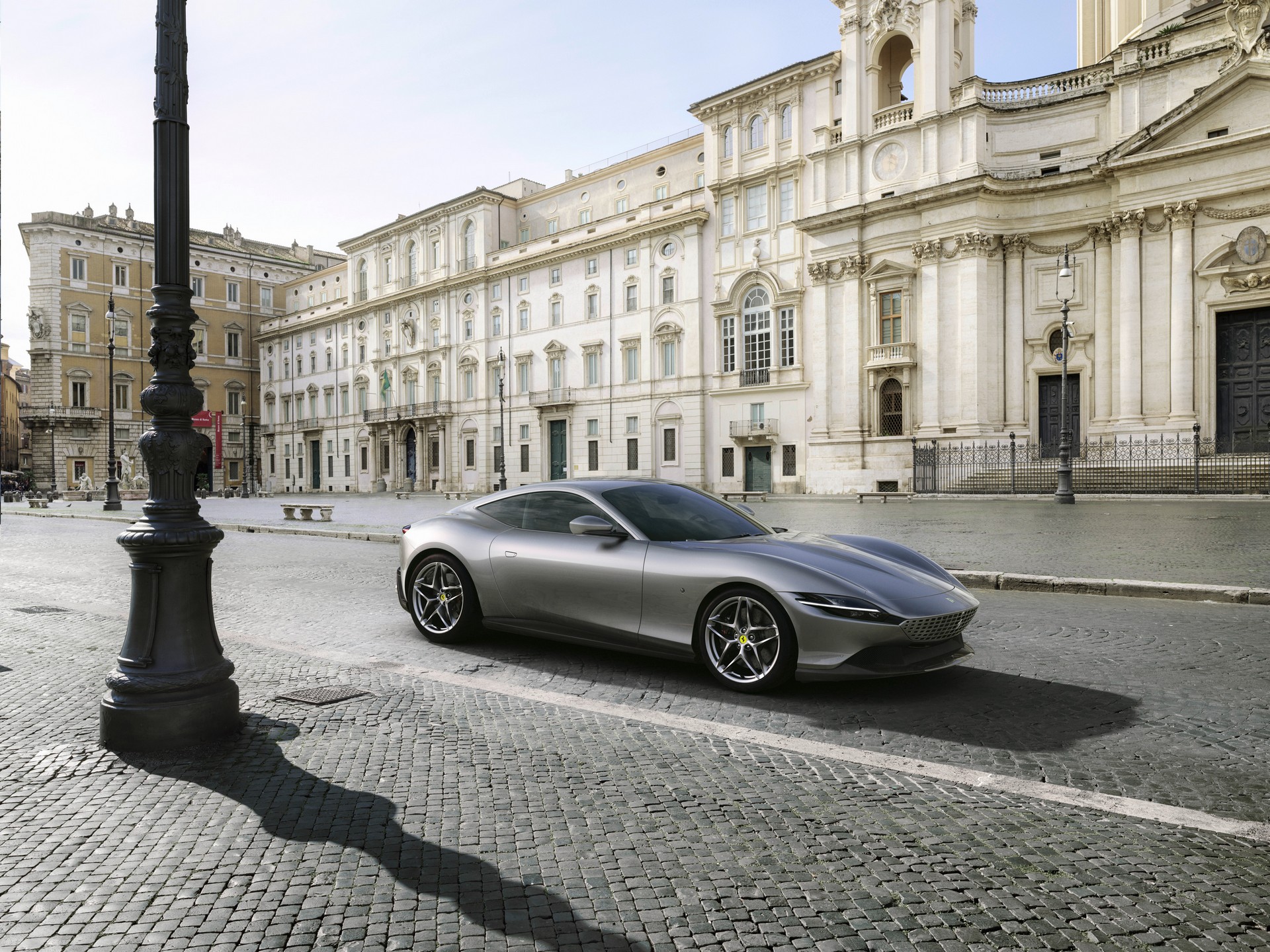 Cố đi vào ngõ hẹp, siêu xe Ferrari mắc kẹt, tiền sửa phải vài nghìn USD - Ảnh 1.