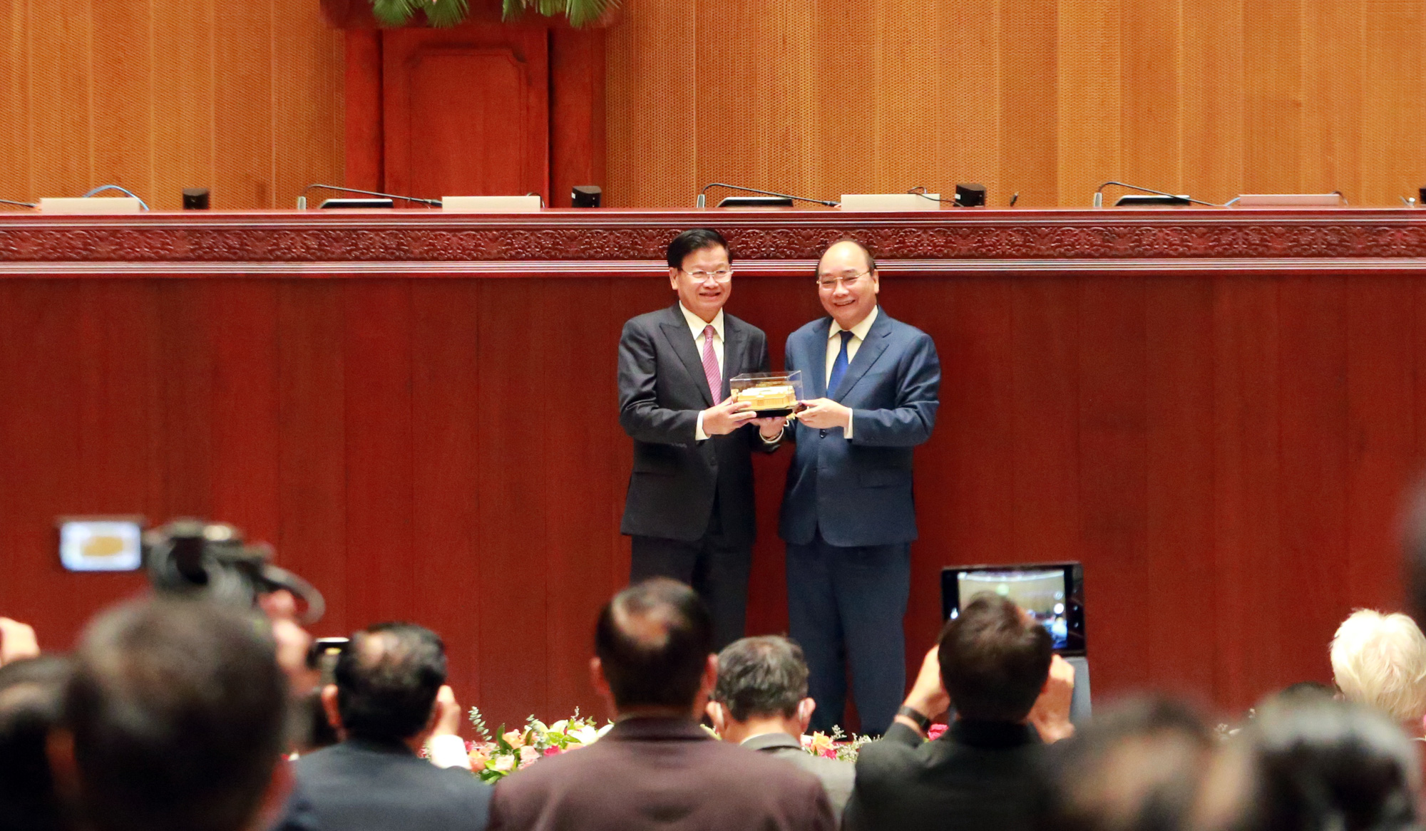 Việt Nam tặng công trình ‘4 nhất’ cho Lào - Ảnh 2.