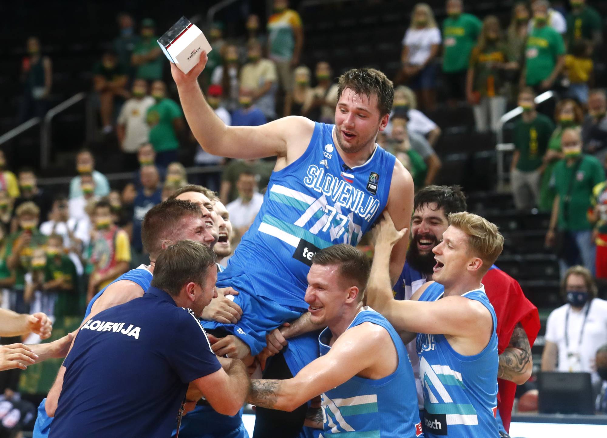 Trở về sau màn trình diễn ấn tượng ở Olympic, Luka Doncic nhận về bản hợp đồng &quot;lịch sử&quot; tại NBA - Ảnh 2.