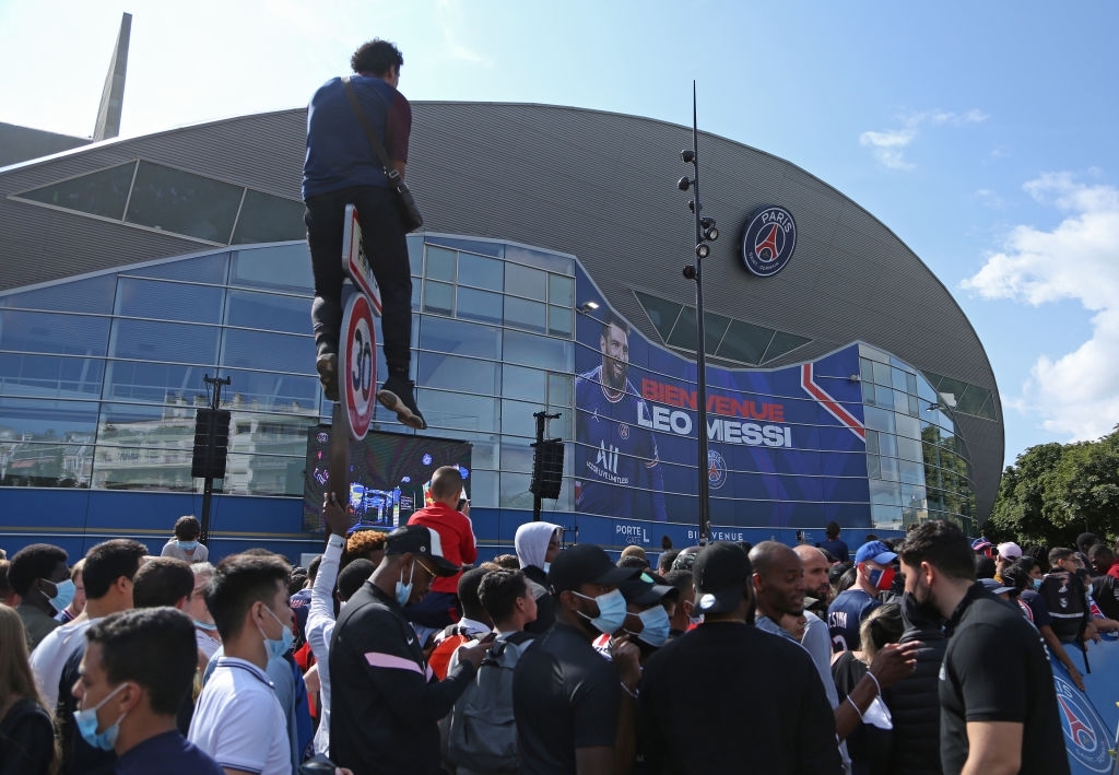 Đám đông fan PSG nhảy múa reo hò, đốt pháo sáng mù mịt khi được Messi vẫy chào - Ảnh 8.