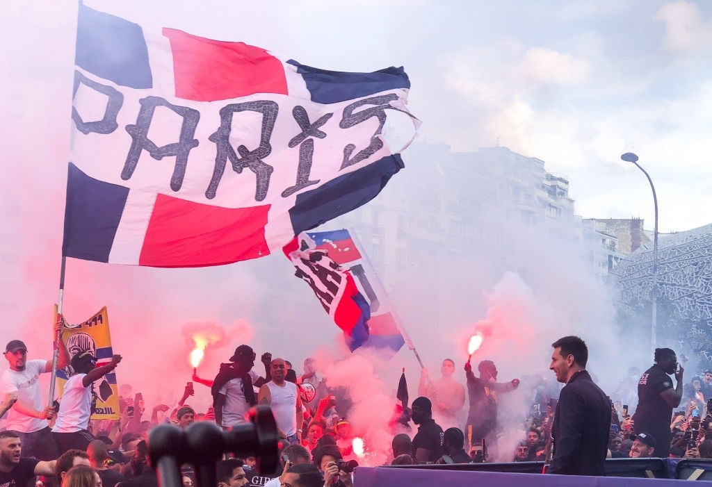 Đám đông fan PSG nhảy múa reo hò, đốt pháo sáng mù mịt khi được Messi vẫy chào - Ảnh 7.