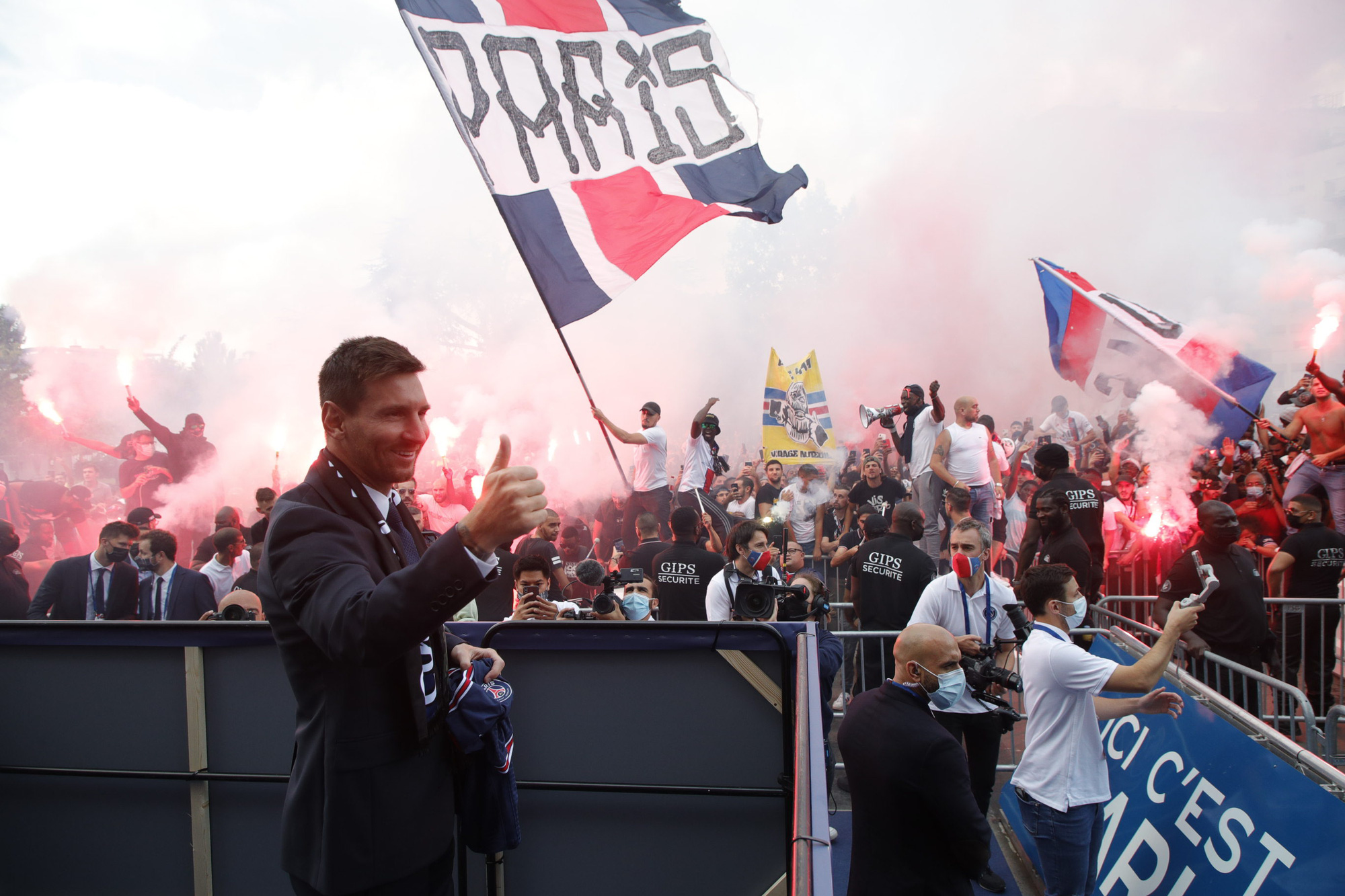 Đám đông fan PSG nhảy múa reo hò, đốt pháo sáng mù mịt khi được Messi vẫy chào - Ảnh 3.