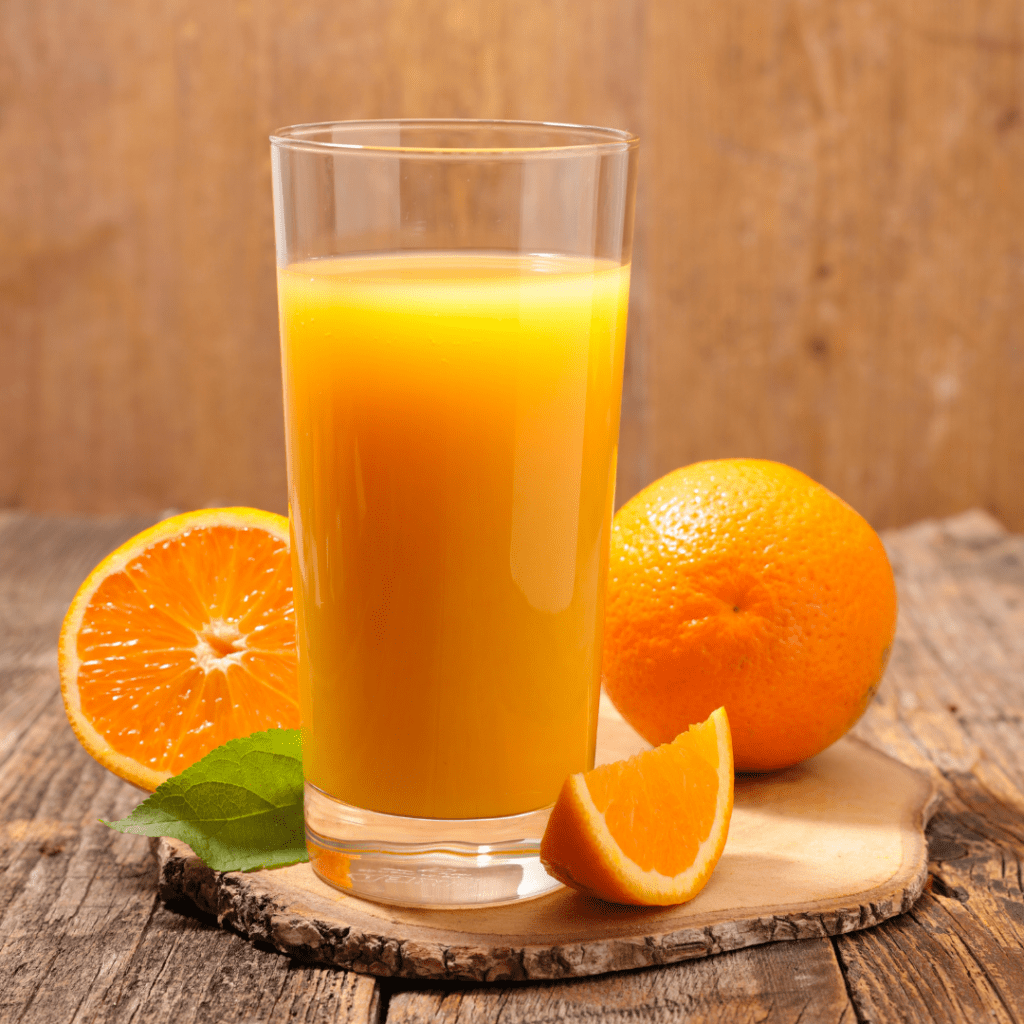 Uống nước cam sau khi tiêm phòng Covid-19 có thực sự tốt? - Ảnh 2.