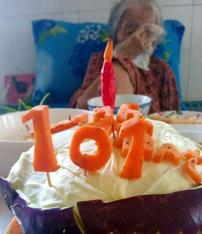 Cụ bà 101 tuổi bật khóc trong khu cách ly khi được ăn bánh sinh nhật bắp cải, danh tính người làm khiến tất cả cảm động  - Ảnh 1.