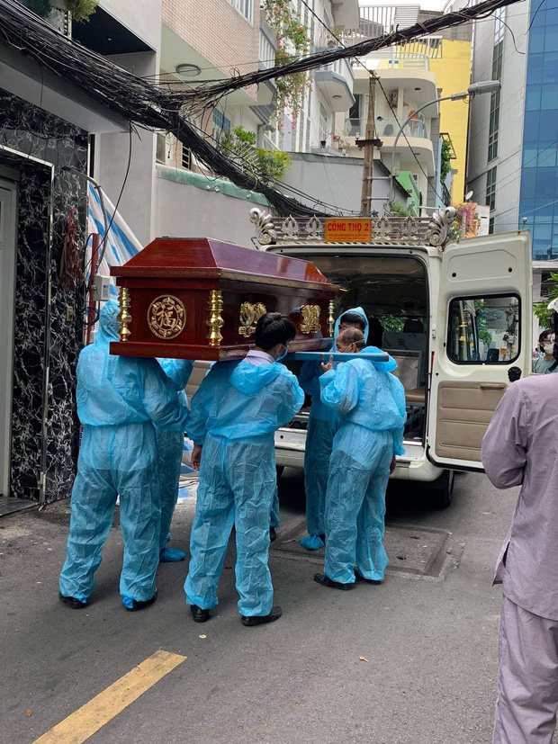 Những hình ảnh xót xa trong tang lễ ca sĩ Việt Quang, Nathan Lee lập tức làm điều đặc biệt - Ảnh 2.