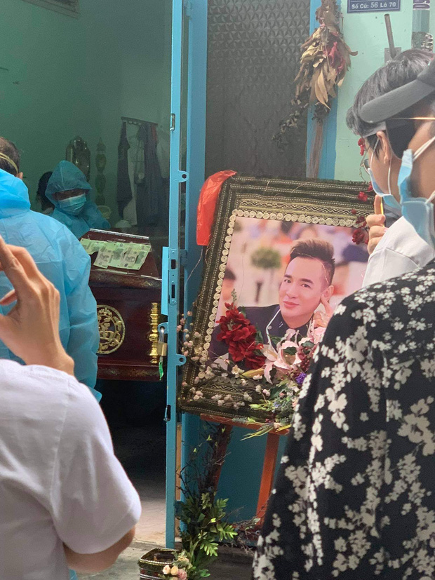 Những hình ảnh xót xa trong tang lễ ca sĩ Việt Quang, Nathan Lee lập tức làm điều đặc biệt - Ảnh 1.