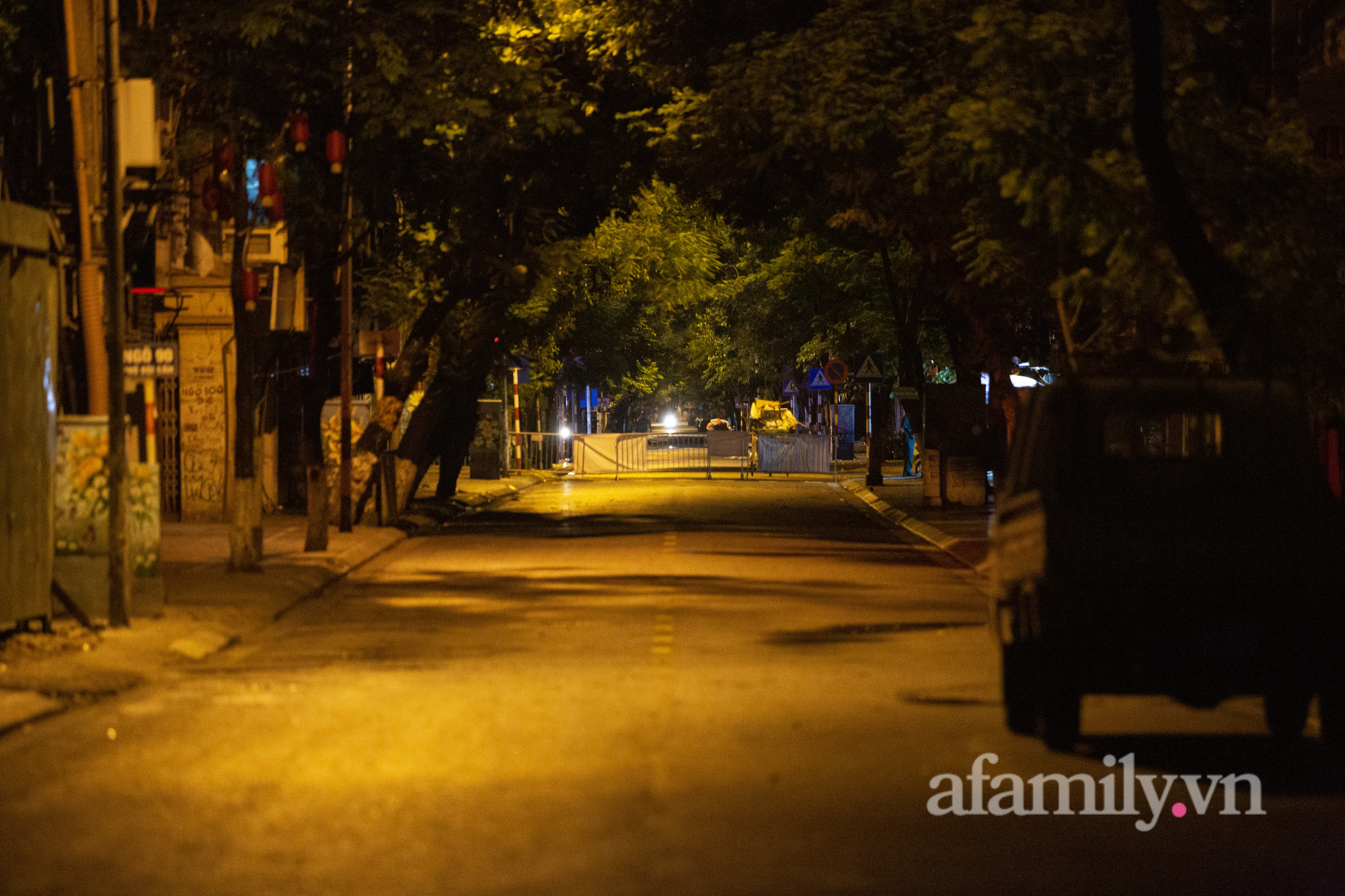 Hà Nội: Một đoạn phố Đội Cấn tạm thời bị phong tỏa do liên quan đến 16 ca dương tính SARS-CoV-2 - Ảnh 1.