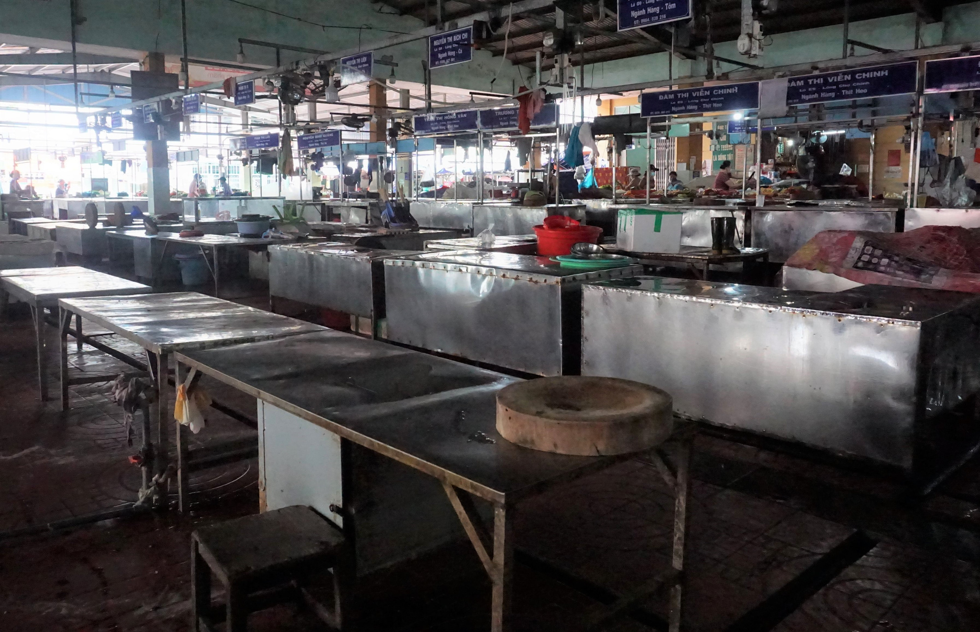 Giá thực phẩm ở Đà Nẵng tăng cao, Ban quản lý chợ xử lý tiểu thương phá giá niêm yết - Ảnh 6.