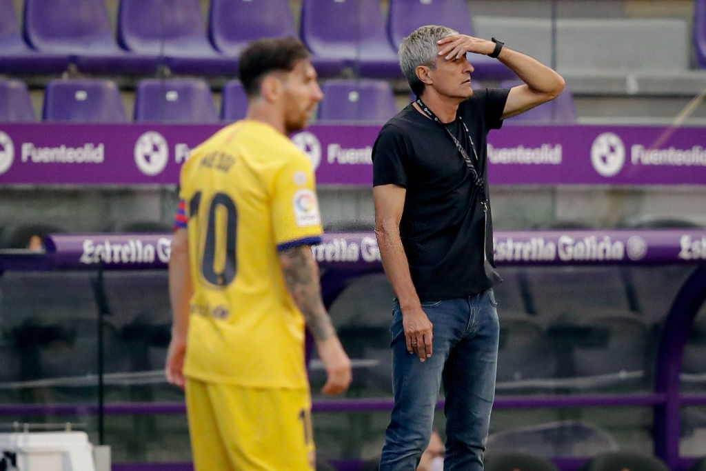 Quique Setien không tin nổi tình trạng khó hiểu trong phòng thay đồ Barcelona