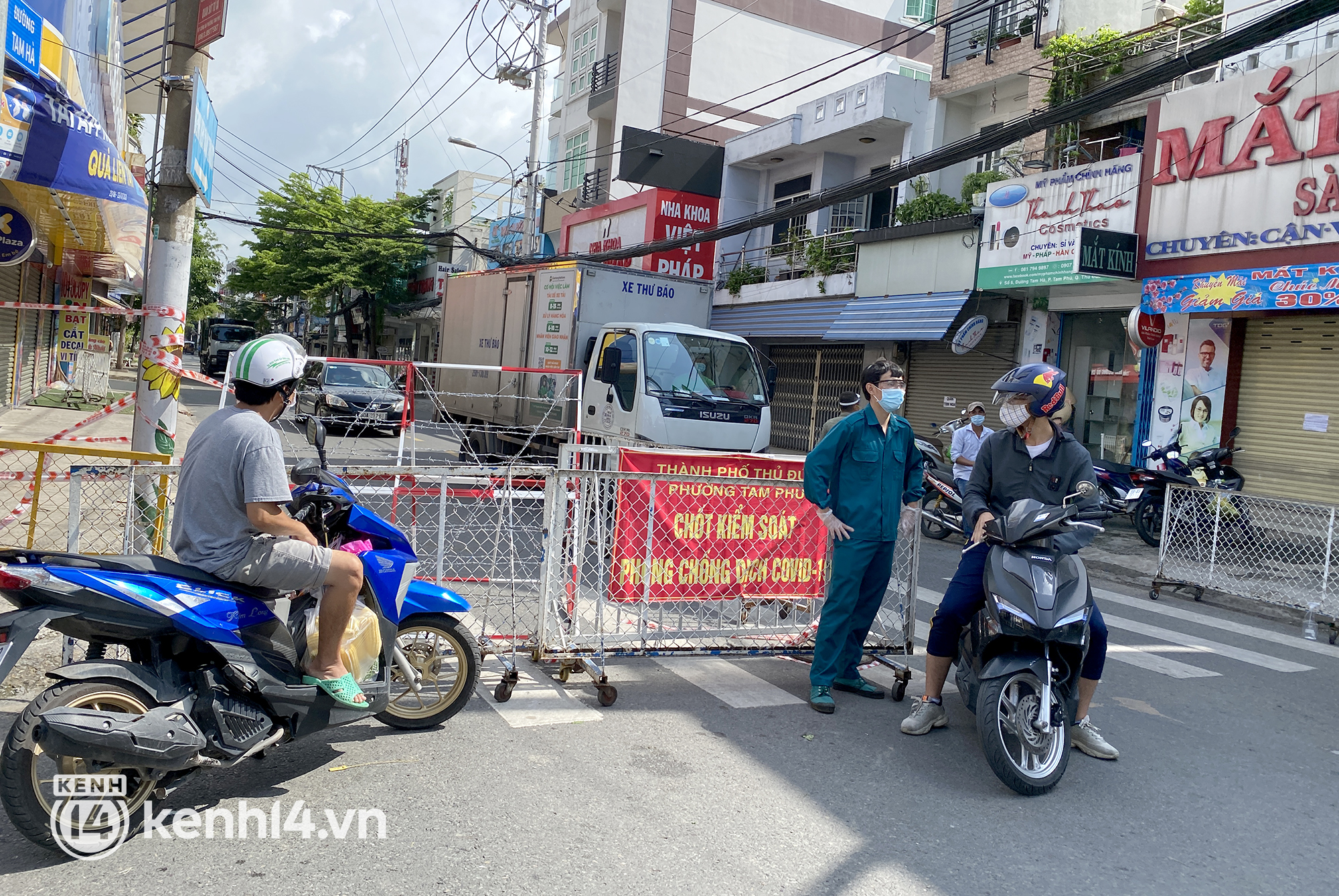 Số ca nhiễm ở TP.HCM đang đi ngang, có xu hướng giảm nhưng chưa bền vững - Ảnh 2.