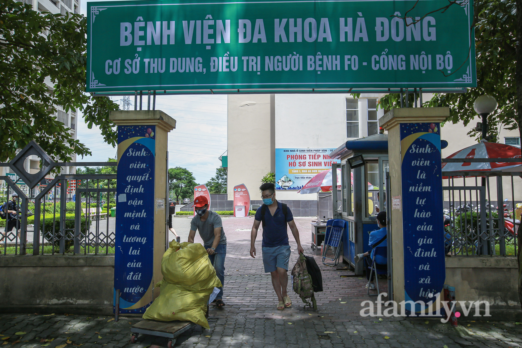 Ảnh: Hàng trăm sinh viên rời khỏi khu nhà ở Pháp Vân-Tứ Hiệp nhường chỗ cho cơ sở thu dung điều trị bệnh nhân COVID-19 - Ảnh 1.