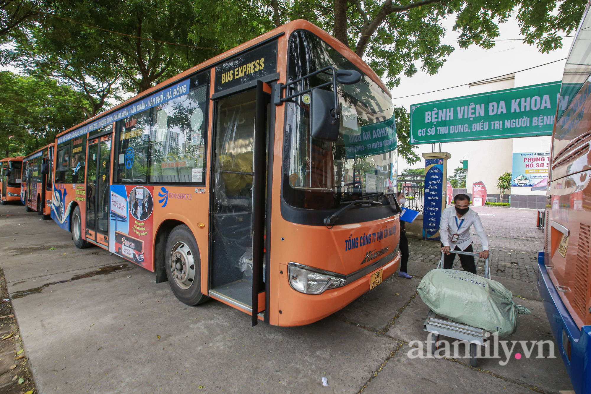 Ảnh: Hàng trăm sinh viên rời khỏi khu nhà ở Pháp Vân-Tứ Hiệp nhường chỗ cho cơ sở thu dung điều trị bệnh nhân COVID-19 - Ảnh 13.