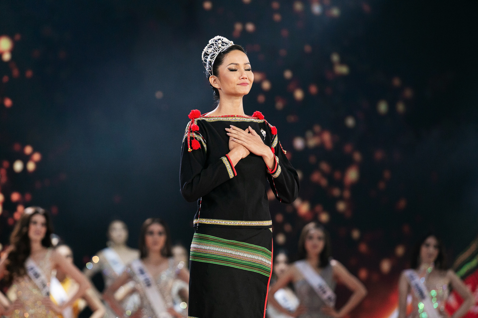 HHen Niê hỗ trợ học phí cho trẻ em mất cha mẹ vì Covid-19 đến hết lớp 12, nghĩa cử đẹp cần được lan toả - Ảnh 6.