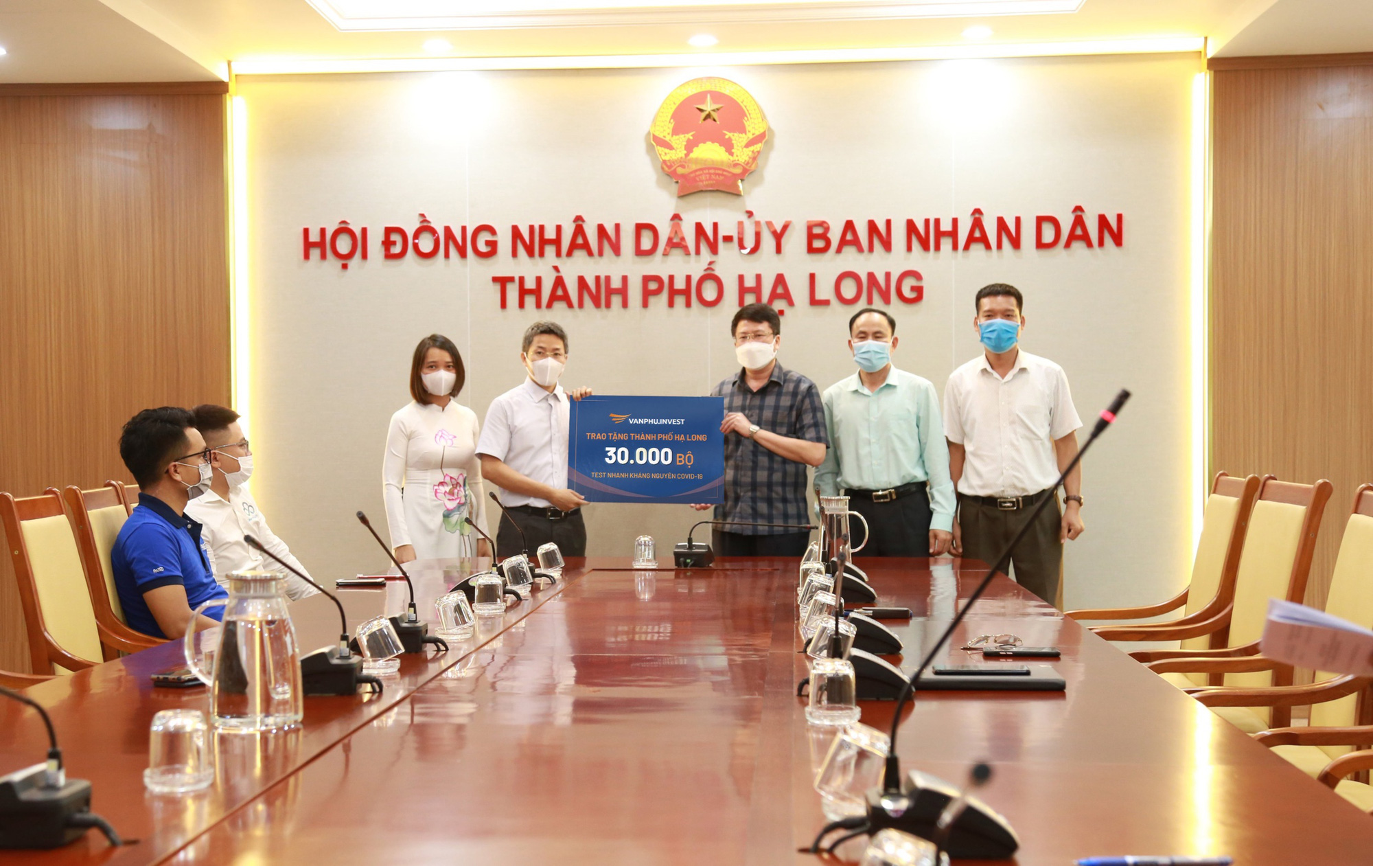 Văn Phú – Invest trao tặng 30.000 bộ xét nghiệm nhanh COVID – 19 cho Thành Phố Hạ Long - Ảnh 1.