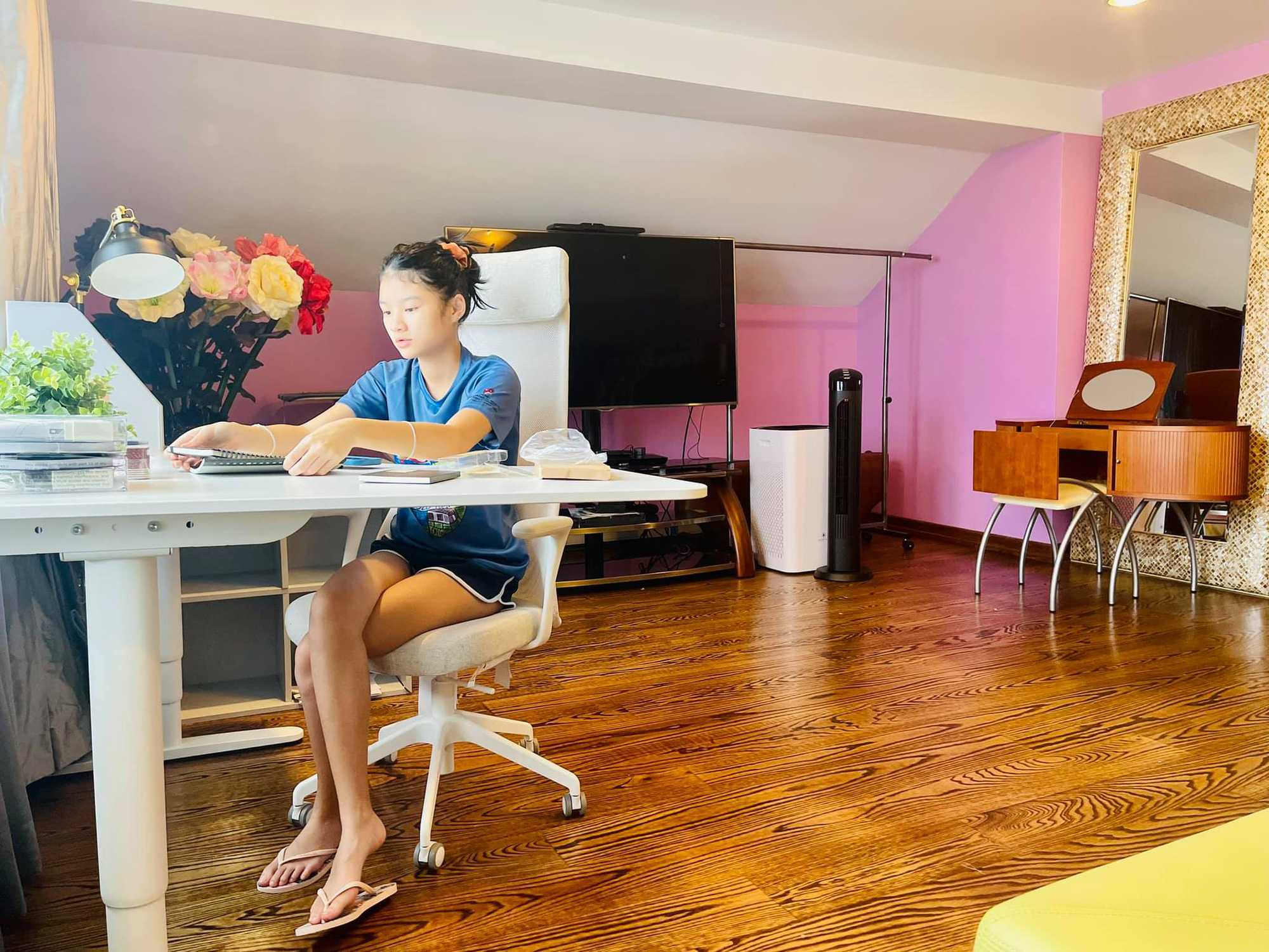Ái nữ của Trương Ngọc Ánh học online cũng gây sốt với màn khoe chân dài ấn tượng, hé lộ không gian phòng riêng ở Mỹ - Ảnh 2.
