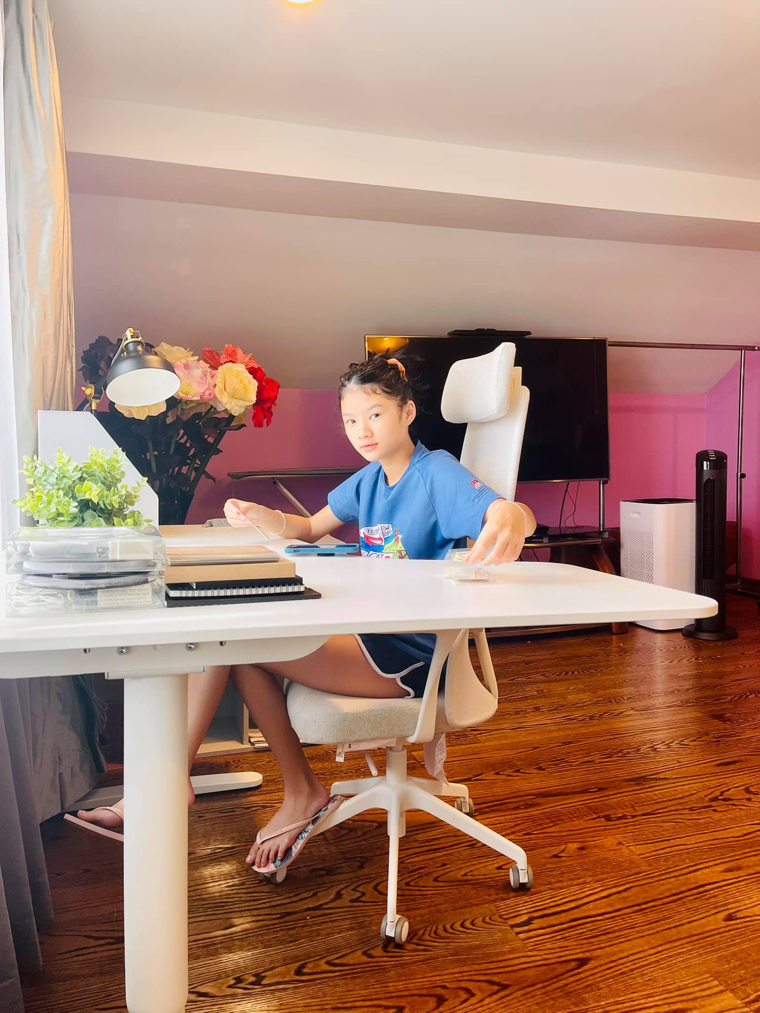 Ái nữ của Trương Ngọc Ánh học online cũng gây sốt với màn khoe chân dài ấn tượng, hé lộ không gian phòng riêng ở Mỹ - Ảnh 3.