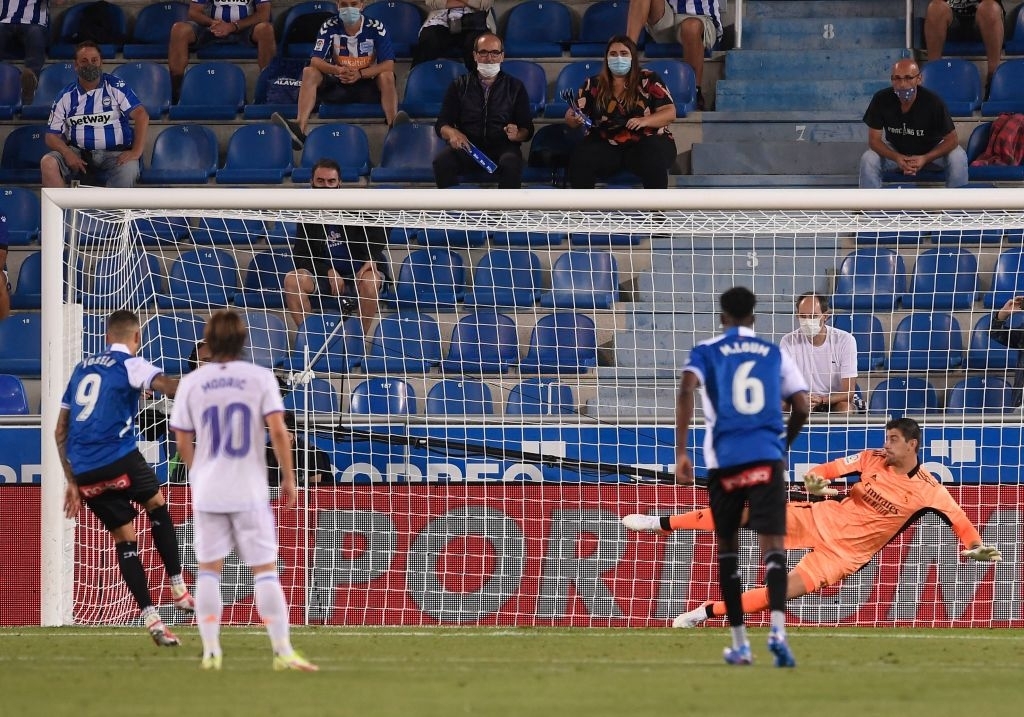 Benzema lập cú đúp, Real Madrid thắng dễ Alaves 4-1 trong ngày khai màn La Liga - Ảnh 7. Benzema lập cú đúp, Real Madrid thắng dễ Alaves 4-1 trong ngày khai màn La Liga - Ảnh 7.