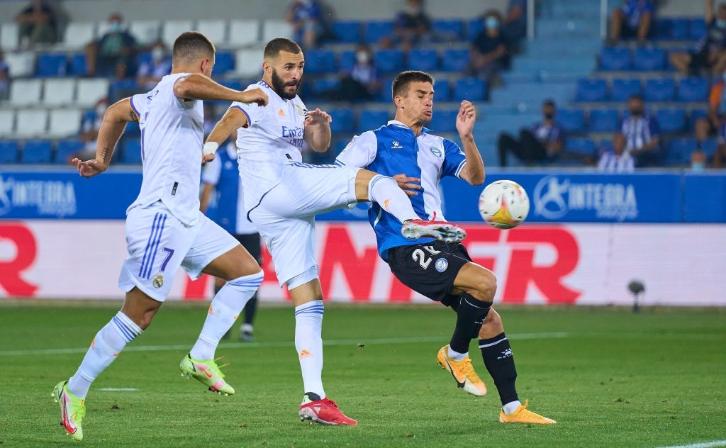 Benzema lập cú đúp, Real Madrid thắng dễ Alaves 4-1 trong ngày khai màn La Liga - Ảnh 4. Benzema lập cú đúp, Real Madrid thắng dễ Alaves 4-1 trong ngày khai màn La Liga - Ảnh 4.