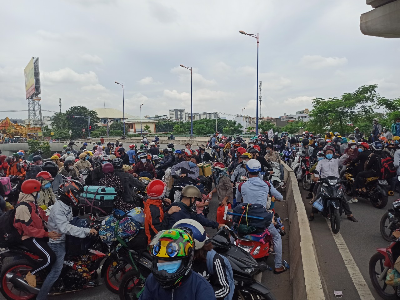 Hàng trăm người lỉnh kỉnh đồ đạc, đi xe máy rời Tp. HCM, cửa ngõ phía Đông tắc nghẽn - Ảnh 1.